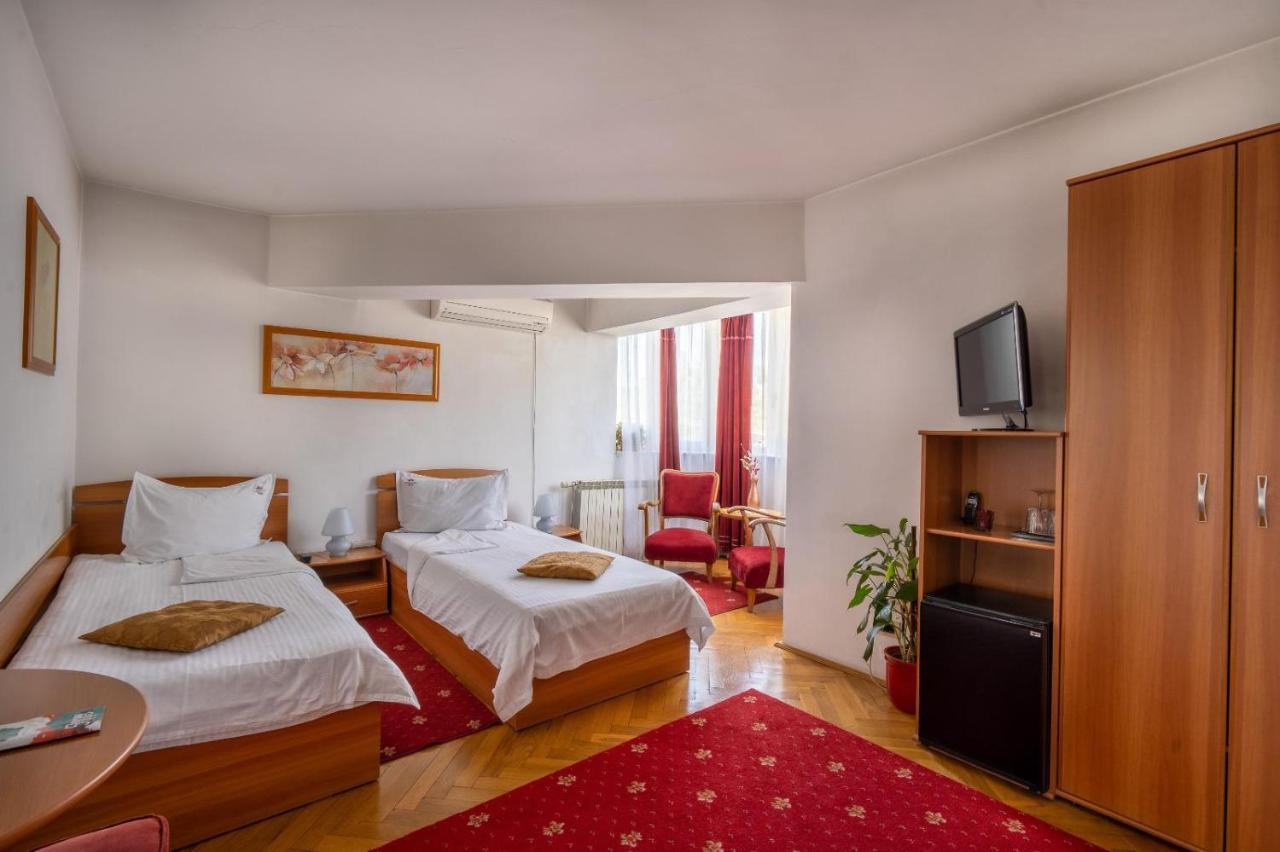 Villa-Hotel Escala Клуж-Напока Экстерьер фото
