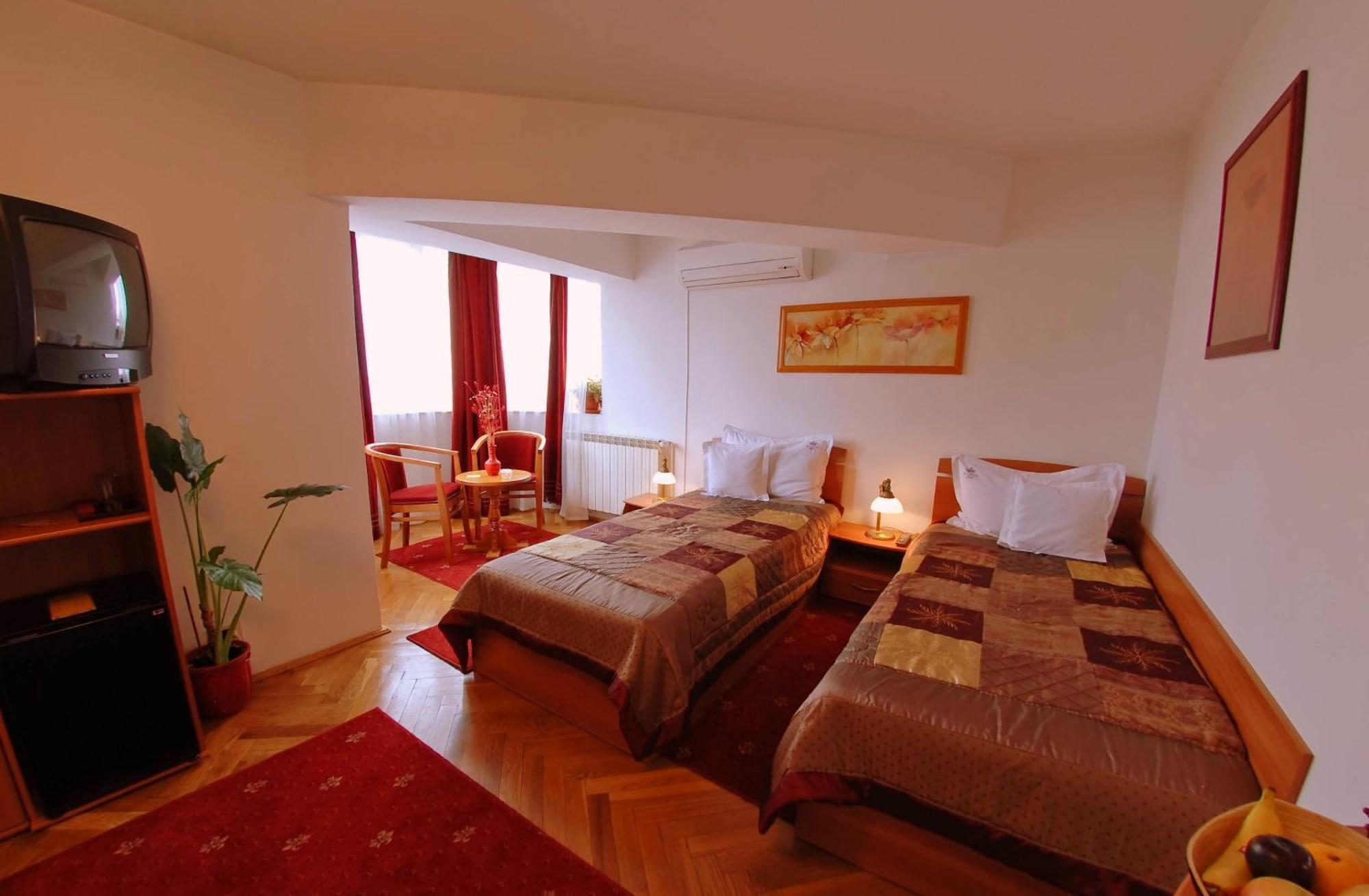 Villa-Hotel Escala Клуж-Напока Экстерьер фото