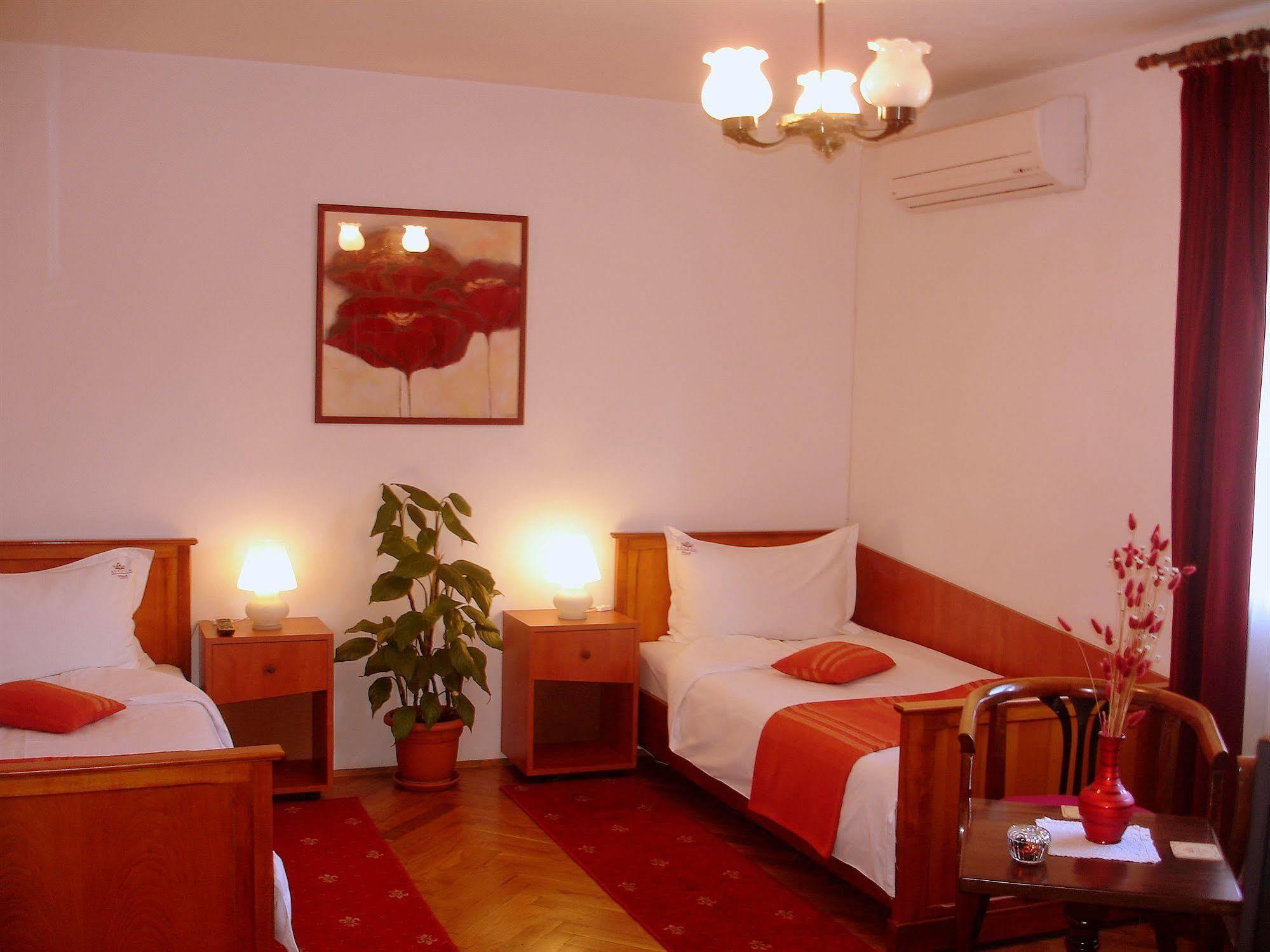 Villa-Hotel Escala Клуж-Напока Экстерьер фото